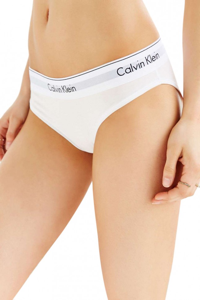 Женский комплект Calvin Klein с чашечками белый: топ и плавки C02